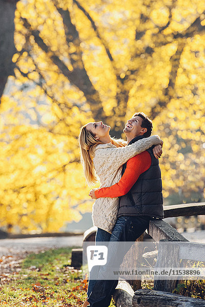 Glückliches Paar genießt den Herbst im Park