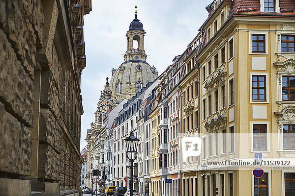Deutschland  Dresden  Altstadt  sanierte Fassaden und Frauenkirche im Hintergrund