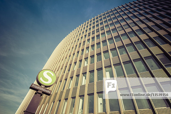 Deutschland  Berlin  Büroturm von Ernst und Young mit Schild S-Bahnhof Friedrichstraße im Vordergrund