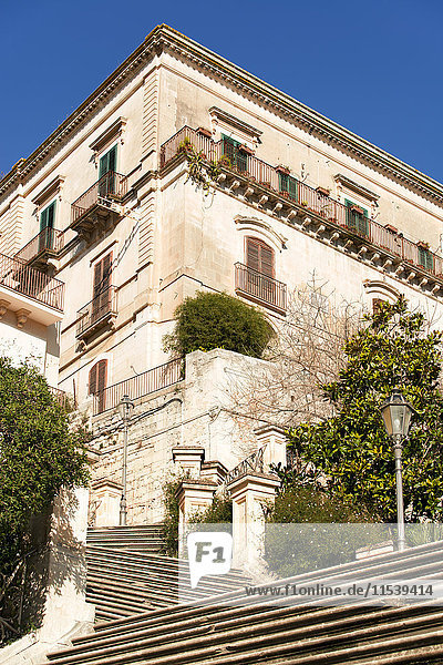 Italien  Sizilien  Modica  Haus und Treppe