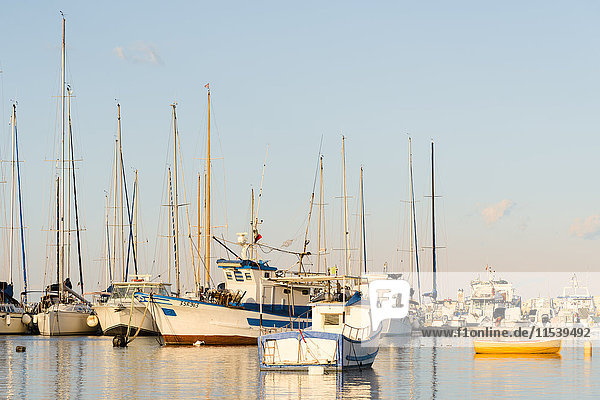 Italien  Sizilien  Pachino  Boote im Hafen