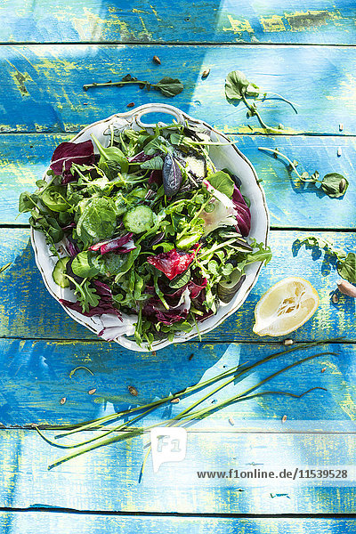 Frühlingssalat aus Babyspinat  Kräutern  Rucola und Salat