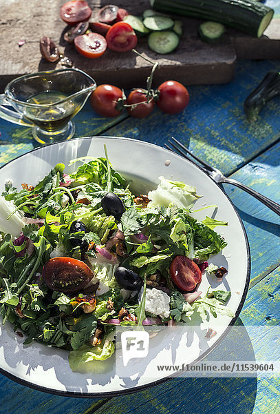 Griechischer Salat mit Rucola  Käse  Oliven  Tomaten  Gurken  Zwiebeln und karamellisierten Nüssen