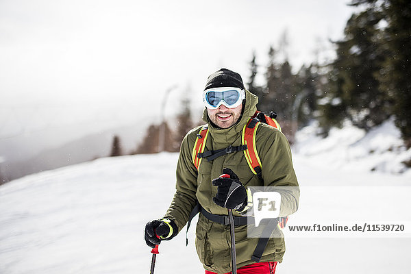 Österreich  Turracher Hoehe  Portrait des Skifahrers