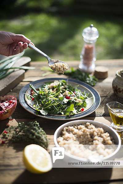 Grüner Salat mit Granatapfel  Manna Kruppe  Frühlingszwiebel