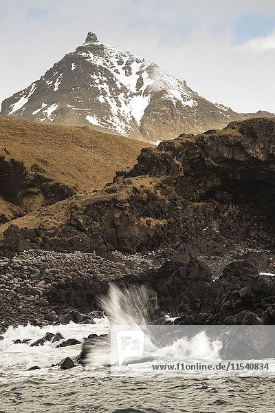 Island  Snaefells  Hellnar  Blick auf Snaefellsjoekull mit Felsküste im Vordergrund