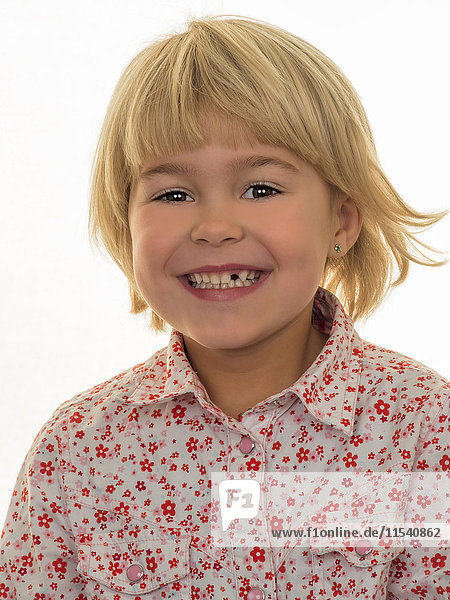 Porträt eines lächelnden Mädchens mit Zahnlücke