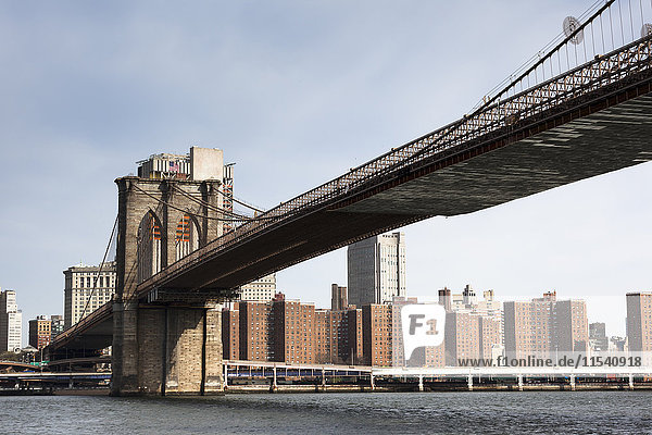 USA  New York City  Manhattan  Brooklyn Bridge am Morgen