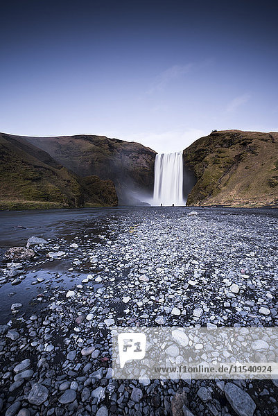 Island  Blick auf den Skogafoos-Wasserfall