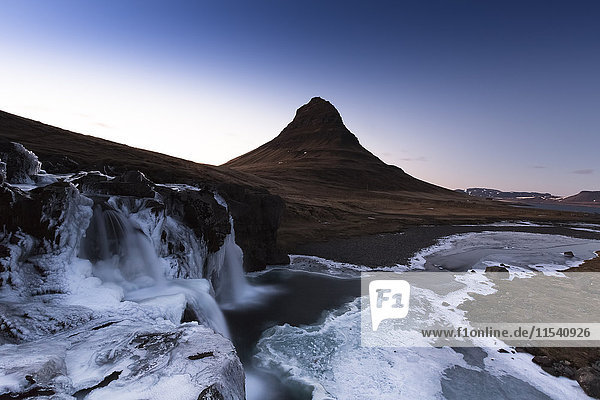 Island  Halbinsel Snaefellsnes  Grundafjoerdur  Kirkjufell  Eiswasserfall