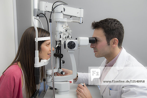 Frau beim Augenarzt beim Sehtest