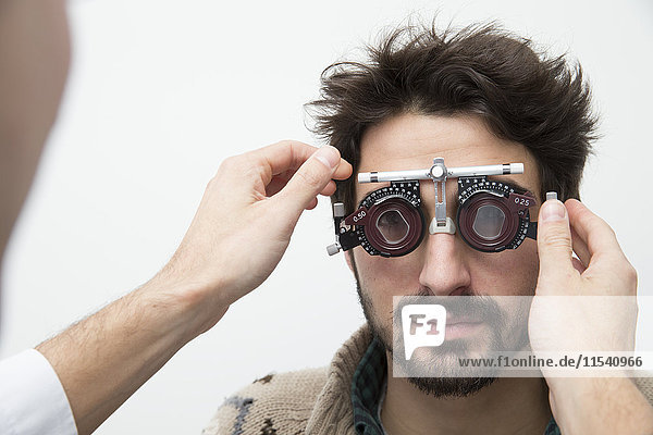Mann beim Augenarzt beim Sehtest