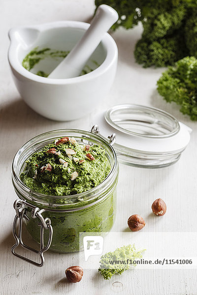 Einmachglas mit veganem Grünkohl-Pesto mit Haselnüssen
