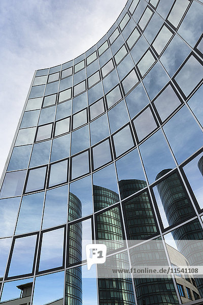 Deutschland  Stuttgart Vaihingen  Reflexionen an der Glasfassade eines Büroturms