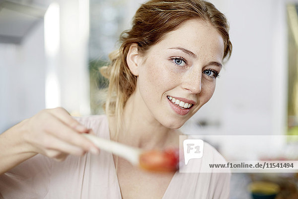 Porträt einer lächelnden jungen Frau in der Küche