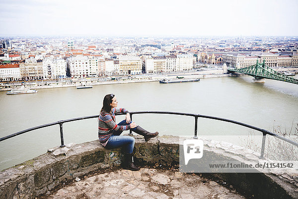 Ungarn  Budapest  Frau genießt die Aussicht mit der Freiheitsbrücke an der Donau