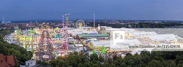 Deutschland  München  Oktoberfest Übersicht in der Dämmerung