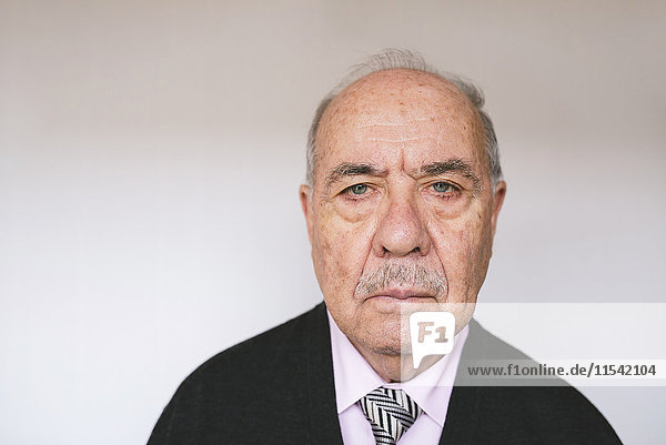 Porträt eines unzufriedenen älteren Mannes