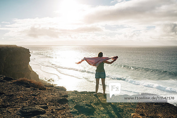 Spanien  Fuerteventura  El Cotillo  Rückansicht der Frau mit Blick aufs Meer