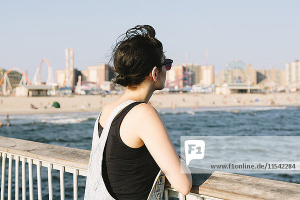 USA  New York  Coney Island  junge Frau entspannt am Pier