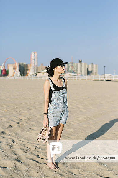 USA  New York  Coney Island  junge Frau am Strand stehend