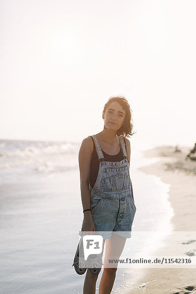 USA  New York  Coney Island  Portrait einer jungen Frau an der Küste