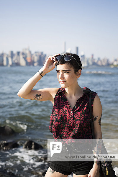 USA  New York City  Brooklyn  Portrait einer tätowierten jungen Frau