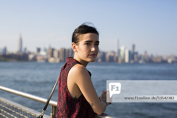 USA  New York City  Williamsburg  Porträt einer jungen Frau am Geländer
