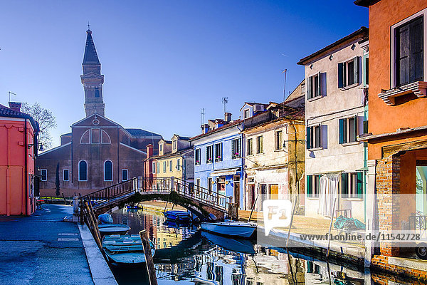 Italien  Venetien  Burano  Blick auf bunte Häuserreihe bei Sonnenlicht
