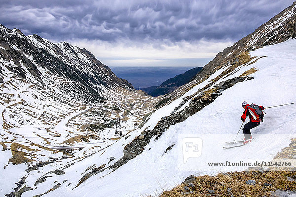 Rumänien  Südkarpaten  Fagarasgebirge  Skifahrer in der Winterlandschaft