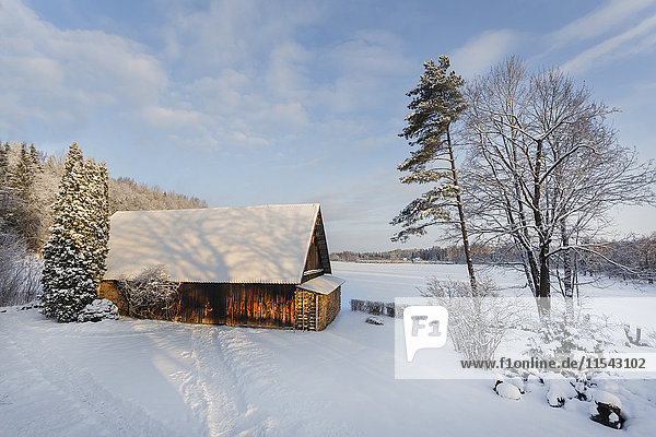 Estland  alte Holzscheune im Winter
