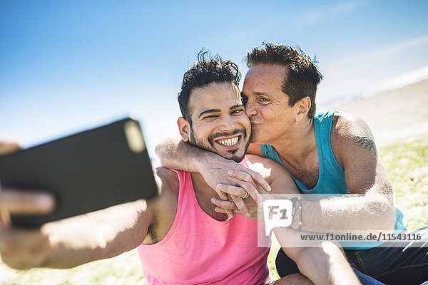 Homosexuell Paar nimmt Selfie mit Smartphone