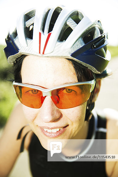 Portrait des Rennfahrers mit Sonnenbrille und Fahrradhelm
