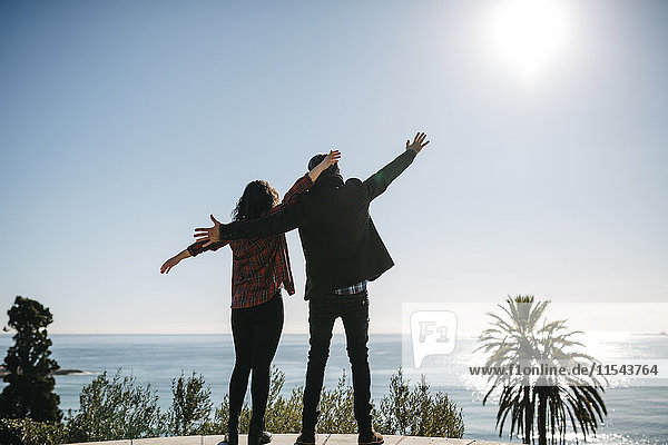 Spanien  Tarragona  junges Paar genießt den Blick auf das Meer