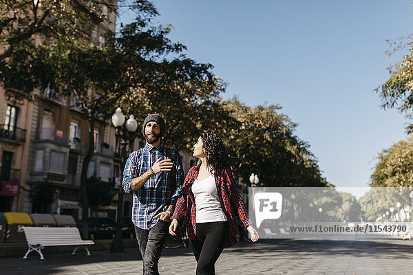 Spanien  Tarragona  junges Paar zu Fuß in der Stadt