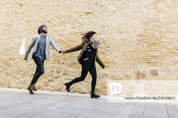 Spanien  Tarragona  Junges Paar läuft