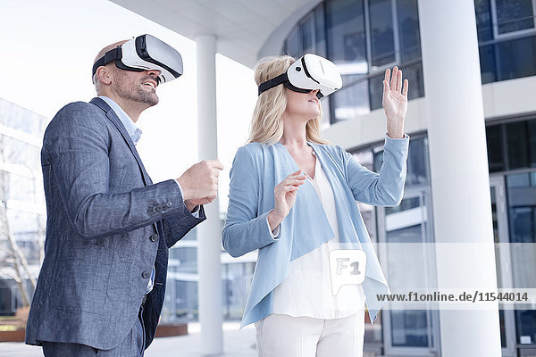 Mann und Frau mit Virtual-Reality-Brille im Freien