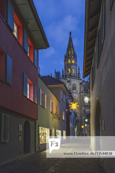Deutschland  Konstanz  Weihnachtsbeleuchtung und Münster