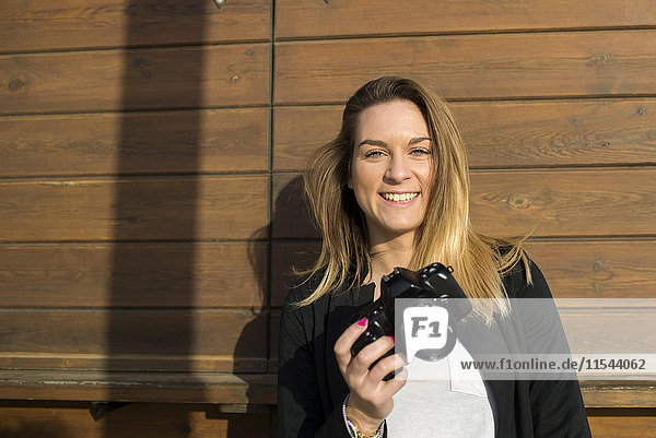 Porträt einer lächelnden Frau mit Kamera