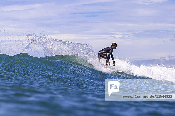 Indonesien  Lombok  Surfer auf einer Welle