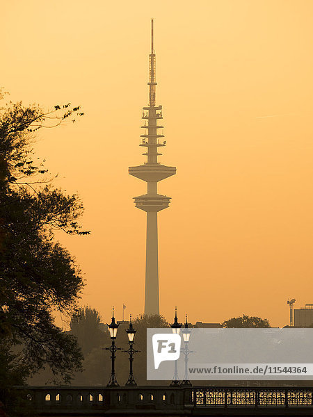 Deutschland  Hamburg  Heinrich-Hertz-Turm bei Sonnenuntergang