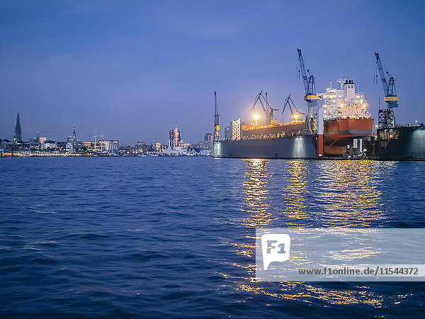 Deutschland  Hamburg  Hafen  Containerschiff im Dock am Abend