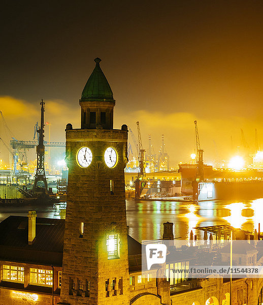 Deutschland  Hamburg  Hamburger Hafen  St. Pauli Anlegestellen  Uhrenturm bei Nacht