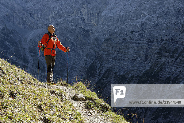 Österreich  Tirol  Karwendel  Wanderer unterwegs