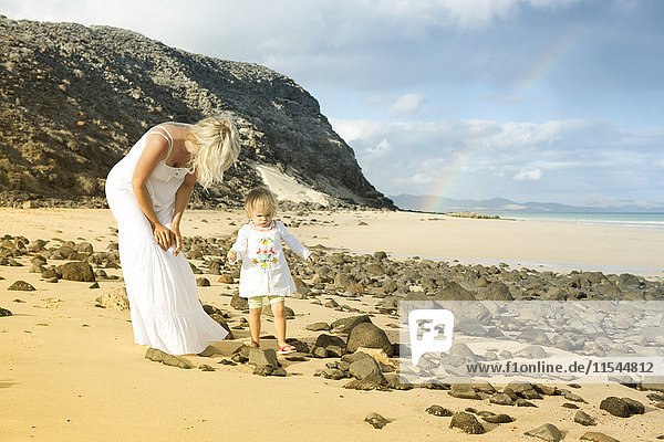 Spanien  Fuerteventura  Jandia  Mutter und Tochter am Strand