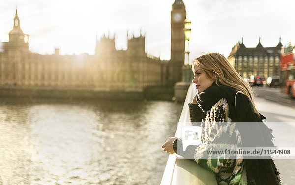 UK  London  junge Frau auf der Westminster Bridge
