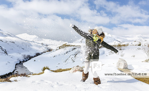 Spanien  Asturien  junge Frau beim Spielen im Schnee