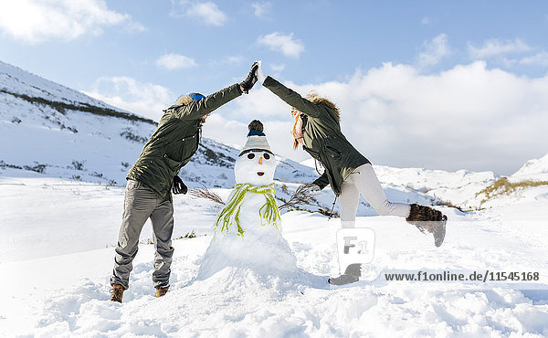 Spanien  Asturien  Paar mit Schneemann