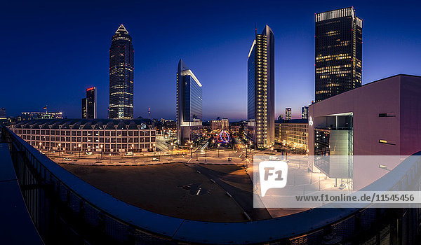 Deutschland  Frankfurt  Blick vom Skyline Plaza  Finanzviertel am Abend