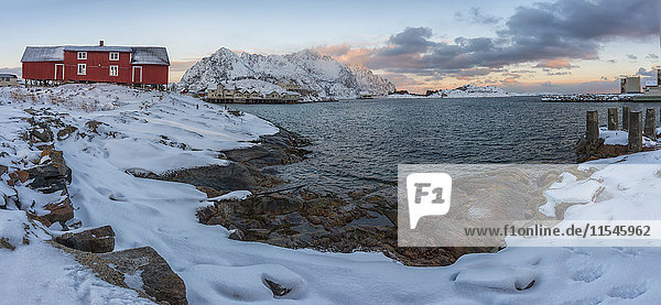 Norwegen Lofoten Henningsvajer Stadt bei Sonnenuntergang im Winter